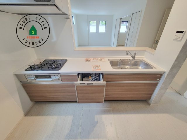 春日市惣利4丁目第1-1棟（1号棟）のキッチン|ご家族を近くに感じられる対面キッチンのLDK。会話もはずみそうですね。