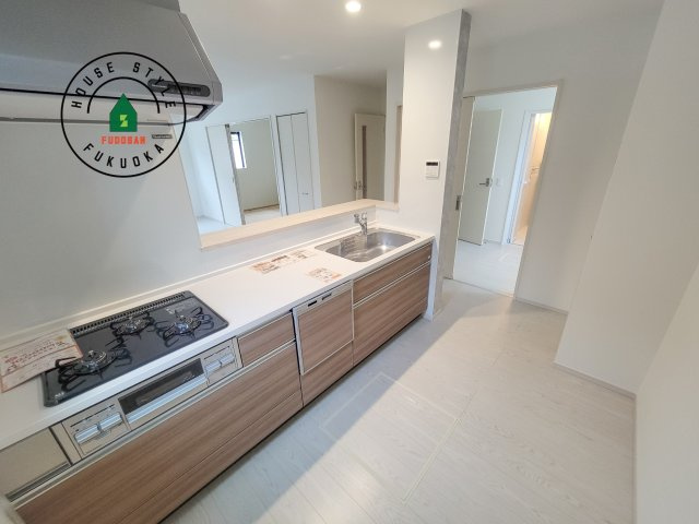 春日市惣利4丁目第1-1棟（1号棟）のキッチン|ダイニングテーブルへの配膳がラクラク、お料理はかどるカウンター付きシステムキッチン！