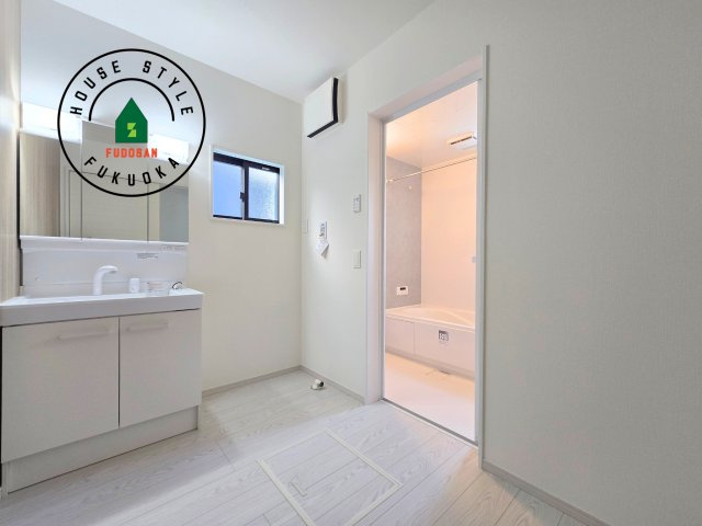 福岡市南区柳河内2丁目第2-2棟（1号棟）の脱衣所|ゆとりの洗面スペースで朝の身支度もスムーズに。暮らしを快適に変えるシャワー付洗面台です！