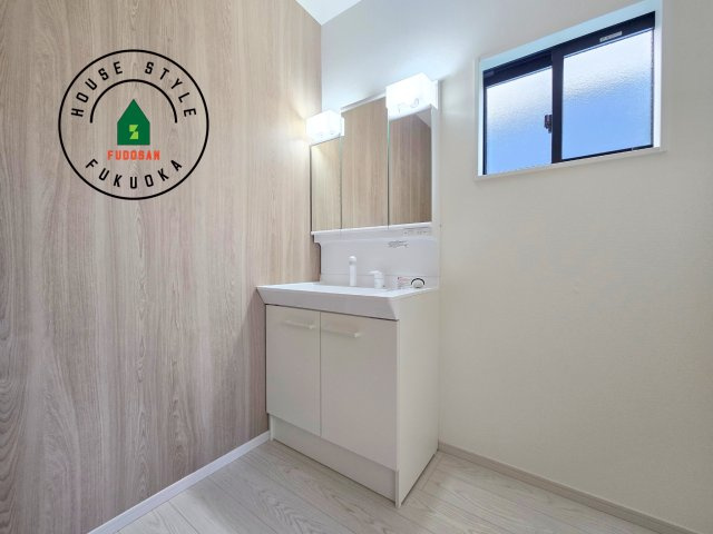 福岡市南区柳河内2丁目第2-2棟（1号棟）の独立洗面台|毎日使うものだから清潔な空間を保ちたい水回り。洗面にはそんな願いを解消させてくれる収納アイデアが満載です。三面鏡の裏側にはキャビネットが現れ小物から背の高い物まで収納できます。