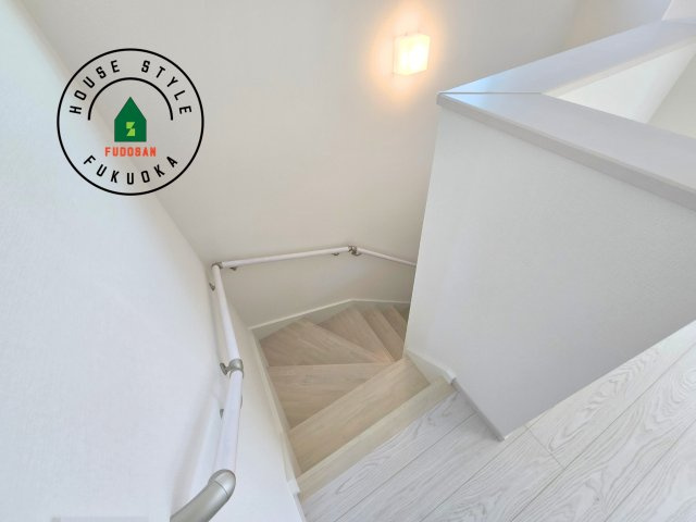 福岡市南区柳河内2丁目第2-2棟（1号棟）の内装|＜手すり付階段＞手すりがないと階段の昇り降りで危険なことはもちろん、壁に手をつきながら歩くことで壁紙が汚れやすくなります。すべての方に快適に昇り降りしていただくため、手すりを設置しました。