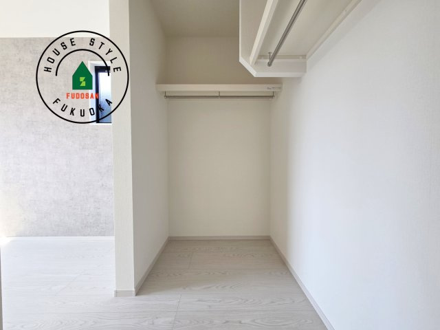 福岡市南区柳河内2丁目第2-2棟（1号棟）の収納|洋服や大きな荷物が多い方や人数の多いご家族などは、一般的なクローゼットよりもウォークインクローゼットのほうが使い勝手が良いです。