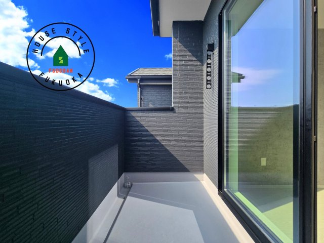 福岡市南区柳河内2丁目第2-2棟（1号棟）のバルコニー|風をしっかりと感じられるバルコニーでは、毎日が洗濯日和です。広々としているので洗濯も楽しくなるでしょうし、気分転換にバルコニーからの眺めを楽しむのもいいでしょう。