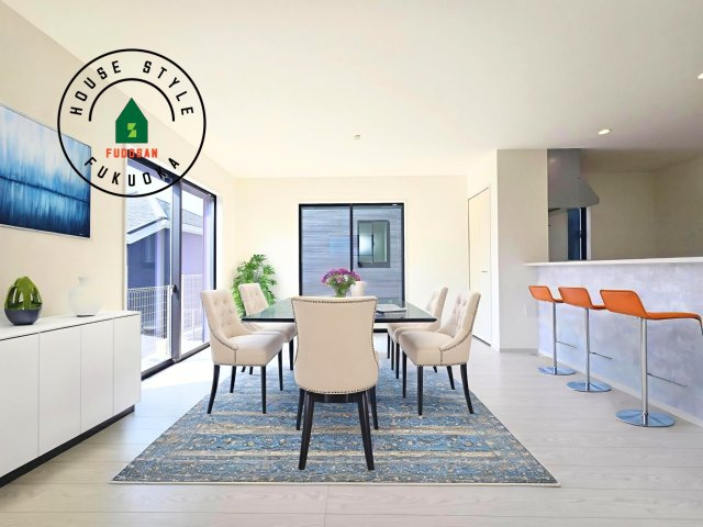 福岡市南区柳河内2丁目第2-2棟（1号棟）の居間・リビング|明るく開放的なリビングダイニングは豊かな陽光が注ぎ込み、やすらぎの空間を演出してくれます。ご家族で楽しいひとときをお過ごし下さい。※家具はCGを合成したものです。