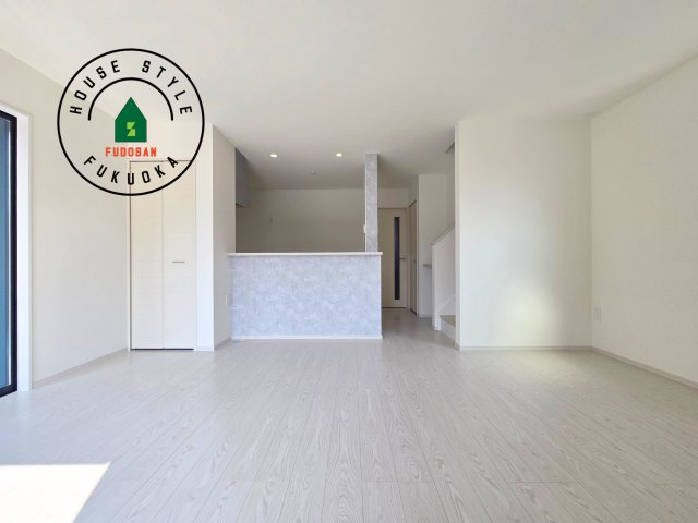 福岡市南区柳河内2丁目第2-2棟（1号棟）の居間・リビング|キッチンからリビングをしっかり確認できます。家族の笑顔があふれる空間になりそうですね。