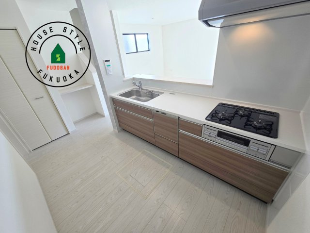 福岡市南区柳河内2丁目第2-2棟（1号棟）のキッチン|ダイニングテーブルへの配膳がラクラク、お料理はかどるカウンター付きシステムキッチン！