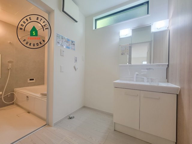 糟屋郡志免町別府2丁目第1-2棟（2号棟）の脱衣所|ゆとりの洗面スペースで朝の身支度もスムーズに。暮らしを快適に変えるシャワー付洗面台です！