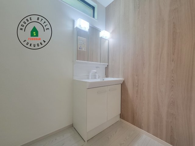 糟屋郡志免町別府2丁目第1-2棟（2号棟）の独立洗面台|毎日使うものだから清潔な空間を保ちたい水回り。洗面にはそんな願いを解消させてくれる収納アイデアが満載です。三面鏡の裏側にはキャビネットが現れ小物から背の高い物まで収納できます。