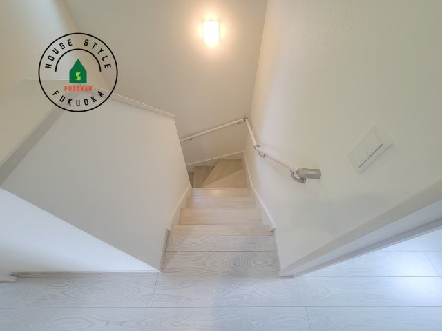 糟屋郡志免町別府2丁目第1-2棟（2号棟）の内装|＜手すり付階段＞手すりがないと階段の昇り降りで危険なことはもちろん、壁に手をつきながら歩くことで壁紙が汚れやすくなります。すべての方に快適に昇り降りしていただくため、手すりを設置しました。