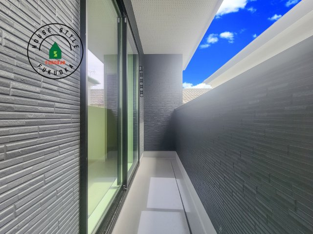 糟屋郡志免町別府2丁目第1-2棟（2号棟）のバルコニー|風をしっかりと感じられるバルコニーでは、毎日が洗濯日和です。広々としているので洗濯も楽しくなるでしょうし、気分転換にバルコニーからの眺めを楽しむのもいいでしょう。