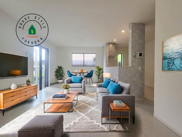 糟屋郡志免町別府2丁目第1-2棟（2号棟）の居間・リビング|明るく開放的なリビングダイニングは豊かな陽光が注ぎ込み、やすらぎの空間を演出してくれます。ご家族で楽しいひとときをお過ごし下さい。※家具はCGを合成したものです。