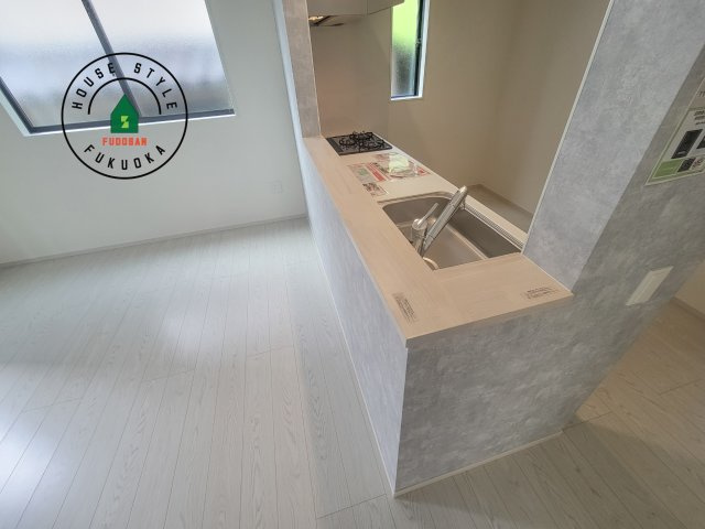 糟屋郡志免町別府2丁目第1-2棟（2号棟）のダイニング|キッチンから立ち込める香りが今日の料理を期待させます。