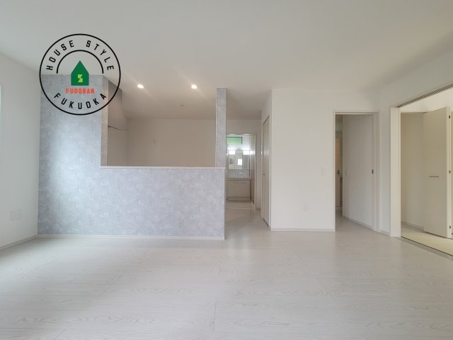 糟屋郡志免町別府2丁目第1-2棟（2号棟）の居間・リビング|キッチンからリビングをしっかり確認できます。家族の笑顔があふれる空間になりそうですね。