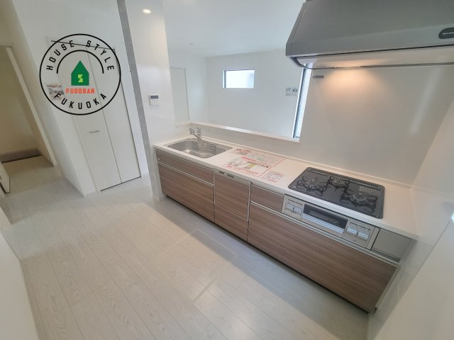 糟屋郡志免町別府2丁目第1-2棟（2号棟）のキッチン|ダイニングテーブルへの配膳がラクラク、お料理はかどるカウンター付きシステムキッチン！