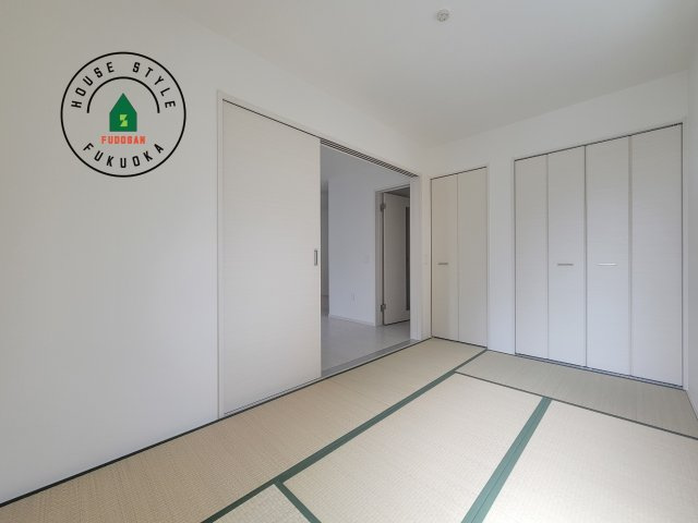 糟屋郡志免町別府2丁目第1-2棟（2号棟）の和室|和室を上手に活用すると暮らし方の幅が広がります。例えば普段は開け放して、子供の小さいうちはお昼寝や遊びのスペースに。畳はソフトなので転んでもケガをしにくく安心です