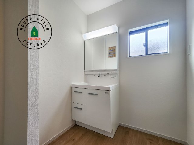 N・福岡市東区美和台4丁目第3-2棟（2号棟）の独立洗面台|毎日使うものだから清潔な空間を保ちたい水回り。洗面にはそんな願いを解消させてくれる収納アイデアが満載です。三面鏡の裏側にはキャビネットが現れ小物から背の高い物まで収納できます。