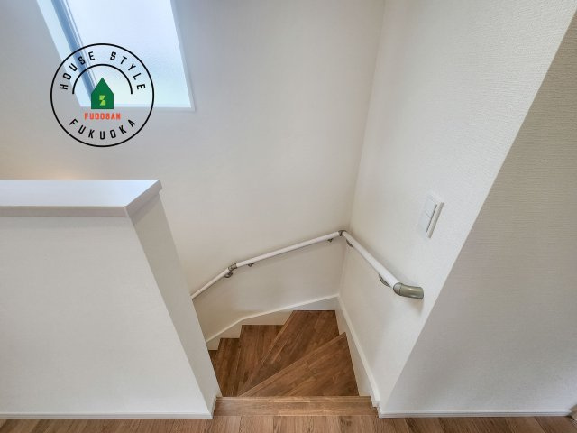 N・福岡市東区美和台4丁目第3-2棟（2号棟）の内装|階段からも明るい光が入ります。採光や通風も階段の重要な役割です。