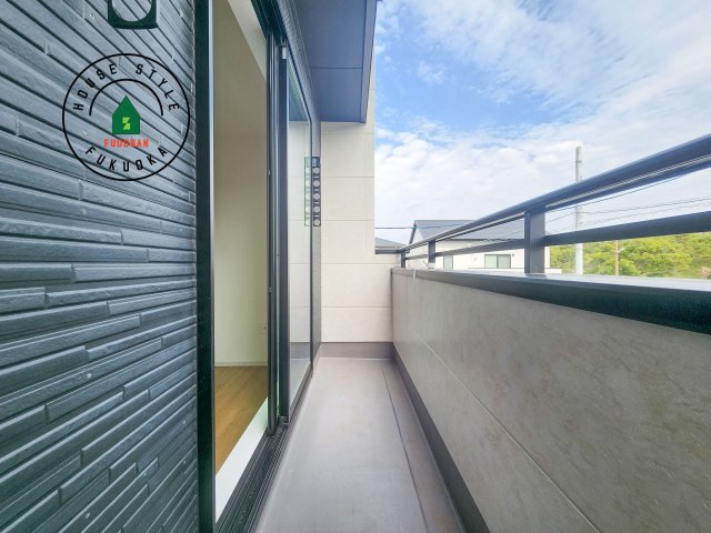 N・福岡市東区美和台4丁目第3-2棟（2号棟）のバルコニー|風をしっかりと感じられるバルコニーでは、毎日が洗濯日和です。広々としているので洗濯も楽しくなるでしょうし、気分転換にバルコニーからの眺めを楽しむのもいいでしょう。