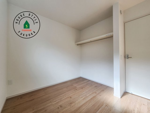 N・福岡市東区美和台4丁目第3-2棟（2号棟）の子供部屋|柔らかい陽光が差し込む明るいお部屋を演出する設計。彩光の取れる窓が気持ちの良いお部屋を創り上げます。