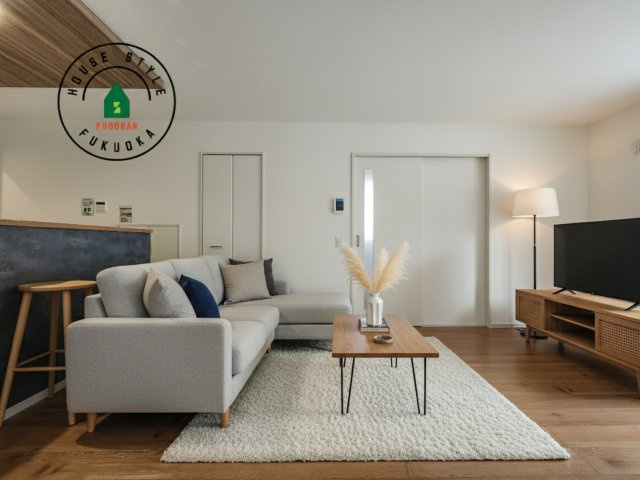 N・福岡市東区美和台4丁目第3-2棟（2号棟）の居間・リビング|キッチンからリビングをしっかり確認できます。家族の笑顔があふれる空間になりそうですね。※家具はCGを合成したものです。