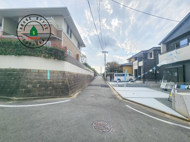 N・福岡市東区美和台4丁目第3-2棟（2号棟）の前面道路含む現地写真|前面道路は閑静な住宅地をはしる車通りの少ない道路。お車の出し入れが苦手なママや小さなお子様にも安心ですね。しっかり舗装もされているので、ベビーカーや自転車で通っても快適に通行できます。