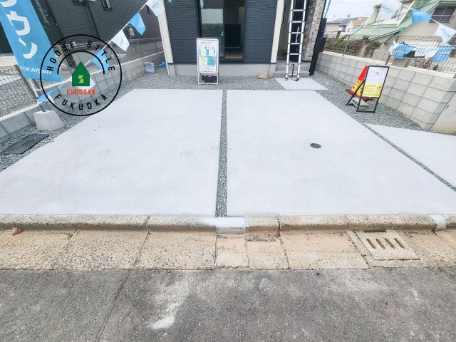 N・福岡市東区美和台4丁目第3-2棟（2号棟）の駐車場|広々した駐車場になります。3台並列駐車となります。