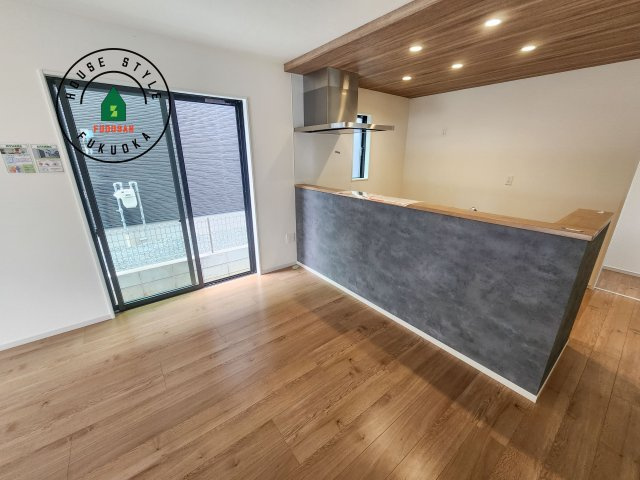 N・福岡市東区美和台4丁目第3-2棟（2号棟）のダイニング|キッチンから立ち込める香りが今日の料理を期待させます。