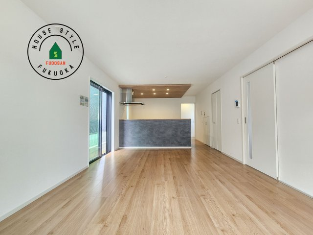 N・福岡市東区美和台4丁目第3-2棟（2号棟）の居間・リビング|多くの時間を過すことになるリビングだからこそ、いつも穏やかな空間・解放感が味わえ毎日が充実します。