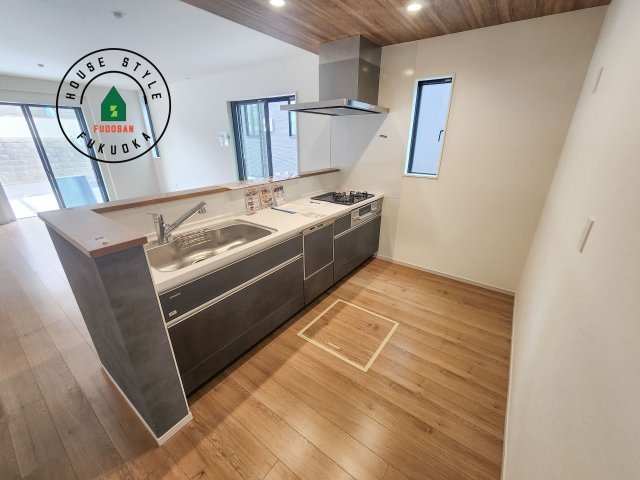 N・福岡市東区美和台4丁目第3-2棟（2号棟）の居間・リビング|ダイニングテーブルへの配膳がラクラク、お料理はかどるカウンター付きシステムキッチン！