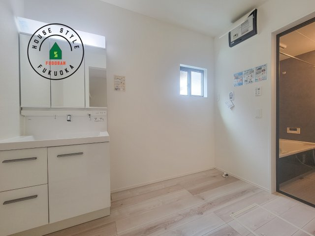 糟屋郡粕屋町大字江辻第6-1棟（1号棟）の脱衣所|ゆとりの洗面スペースで朝の身支度もスムーズに。暮らしを快適に変えるシャワー付洗面台です！