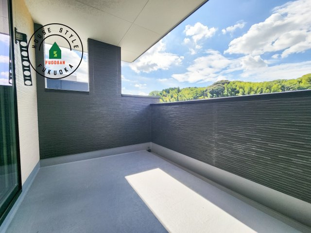 糟屋郡志免町志免中央3丁目第1-2棟（2号棟）のバルコニー|風をしっかりと感じられるバルコニーでは、毎日が洗濯日和です。広々としているので洗濯も楽しくなるでしょうし、気分転換にバルコニーからの眺めを楽しむのもいいでしょう。