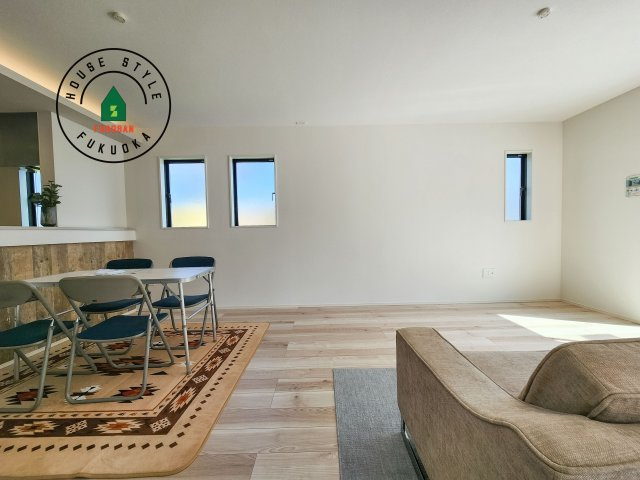 糟屋郡志免町志免中央3丁目第1-2棟（2号棟）の居間・リビング|明るく開放的なリビングダイニングは豊かな陽光が注ぎ込み、やすらぎの空間を演出してくれます。ご家族で楽しいひとときをお過ごし下さい。※家具はCGを合成したものです。