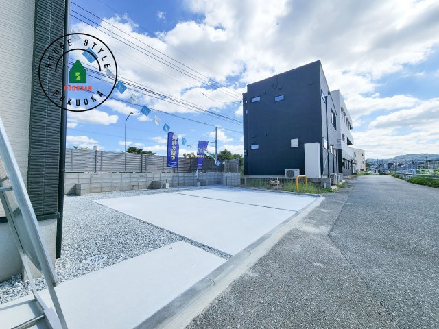 糟屋郡志免町志免中央3丁目第1-2棟（2号棟）の駐車場|広々した駐車場になります。3台並列駐車となります。