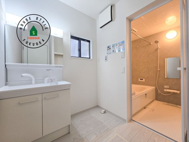 春日市白水ヶ丘2丁目第3-3棟（1号棟）の脱衣所|ゆとりの洗面スペースで朝の身支度もスムーズに。暮らしを快適に変えるシャワー付洗面台です！