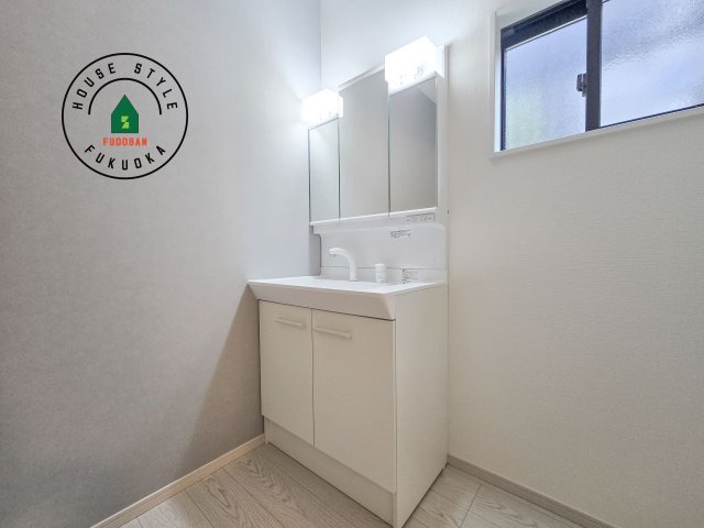 春日市白水ヶ丘2丁目第3-3棟（1号棟）の独立洗面台|毎日使うものだから清潔な空間を保ちたい水回り。洗面にはそんな願いを解消させてくれる収納アイデアが満載です。三面鏡の裏側にはキャビネットが現れ小物から背の高い物まで収納できます。