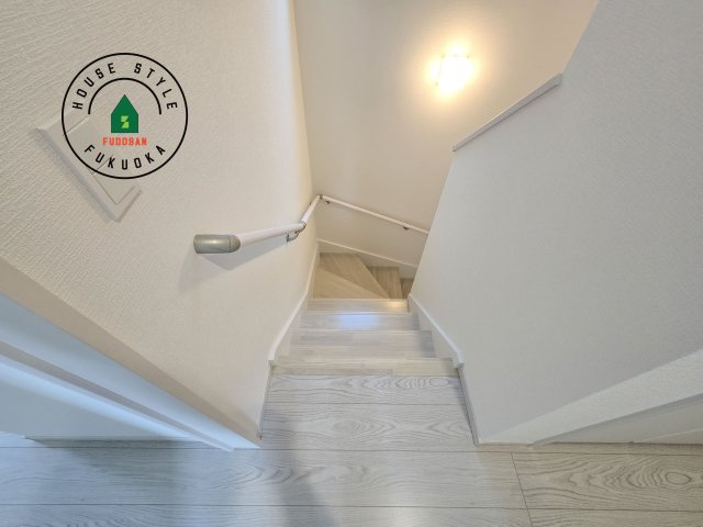 春日市白水ヶ丘2丁目第3-3棟（1号棟）の内装|階段からも明るい光が入ります。採光や通風も階段の重要な役割です。