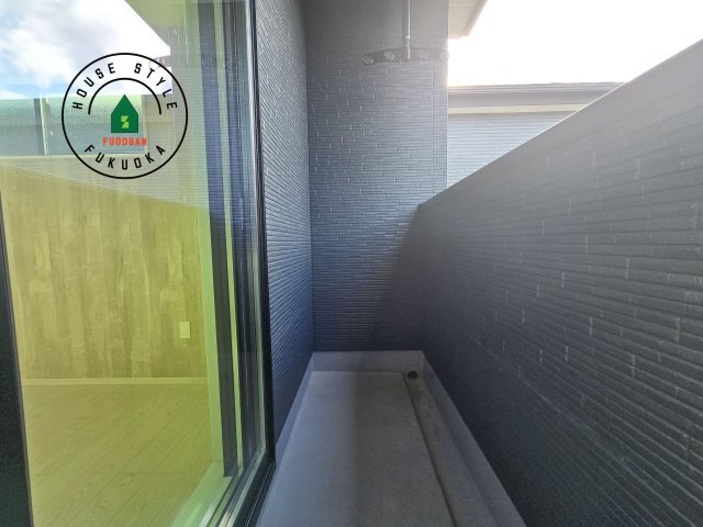 春日市白水ヶ丘2丁目第3-3棟（1号棟）のバルコニー|風をしっかりと感じられるバルコニーでは、毎日が洗濯日和です。広々としているので洗濯も楽しくなるでしょうし、気分転換にバルコニーからの眺めを楽しむのもいいでしょう。