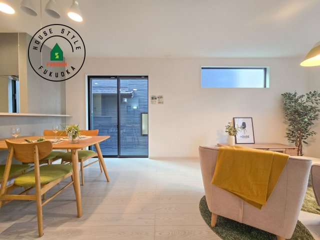 春日市白水ヶ丘2丁目第3-3棟（1号棟）の居間・リビング|明るく開放的なリビングダイニングは豊かな陽光が注ぎ込み、やすらぎの空間を演出してくれます。ご家族で楽しいひとときをお過ごし下さい。※家具はCGを合成したものです。