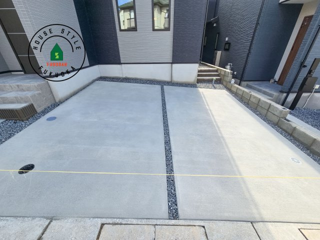 春日市白水ヶ丘2丁目第3-3棟（1号棟）の駐車場|広々した駐車場になります。3台並列駐車となります。