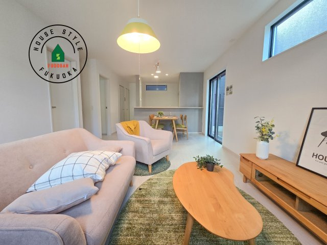 春日市白水ヶ丘2丁目第3-3棟（1号棟）の居間・リビング|ご家族を近くに感じられる対面キッチンのLDK。会話もはずみそうですね。