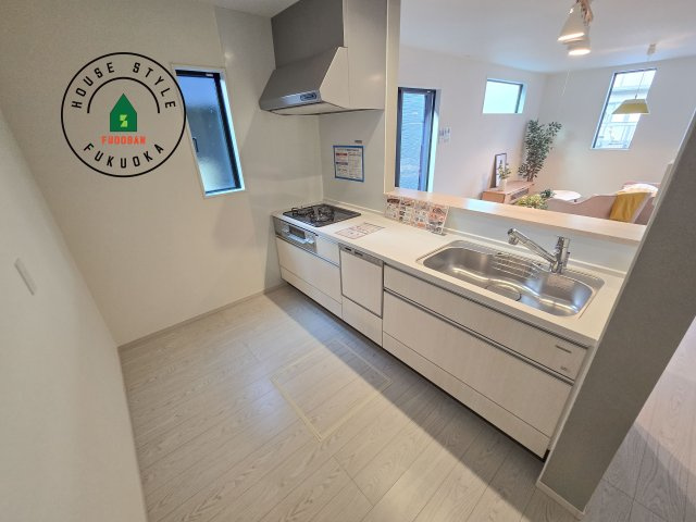 春日市白水ヶ丘2丁目第3-3棟（1号棟）のキッチン|ダイニングテーブルへの配膳がラクラク、お料理はかどるカウンター付きシステムキッチン！