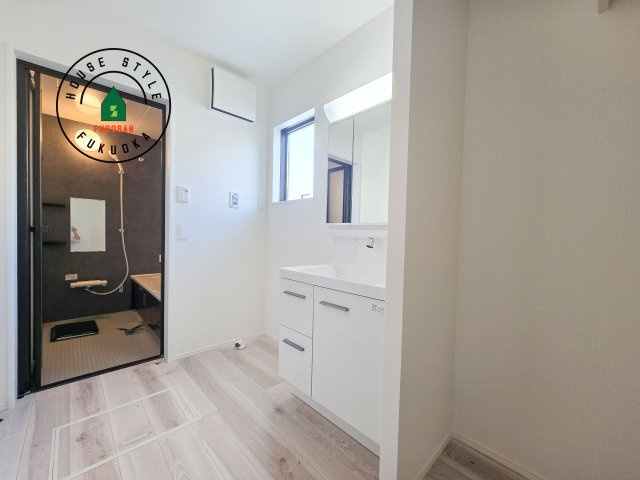 春日市白水ヶ丘2丁目第3-3棟（2号棟）の脱衣所|ゆとりの洗面スペースで朝の身支度もスムーズに。暮らしを快適に変えるシャワー付洗面台です！