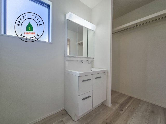 春日市白水ヶ丘2丁目第3-3棟（2号棟）の独立洗面台|毎日使うものだから清潔な空間を保ちたい水回り。洗面にはそんな願いを解消させてくれる収納アイデアが満載です。三面鏡の裏側にはキャビネットが現れ小物から背の高い物まで収納できます。