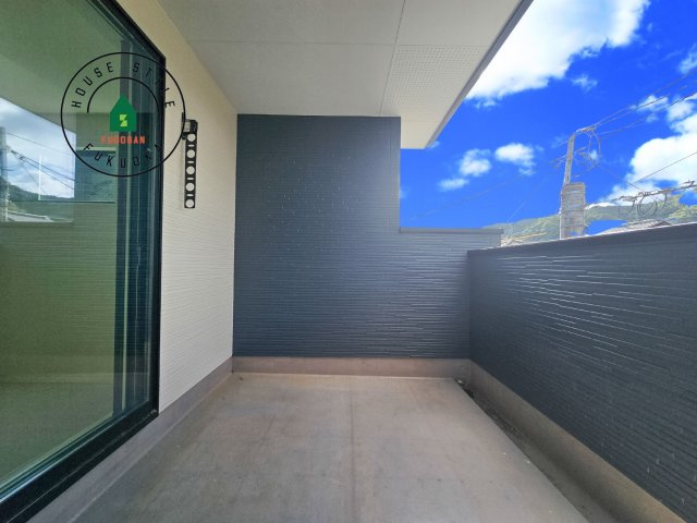 春日市白水ヶ丘2丁目第3-3棟（2号棟）のバルコニー|風をしっかりと感じられるバルコニーでは、毎日が洗濯日和です。広々としているので洗濯も楽しくなるでしょうし、気分転換にバルコニーからの眺めを楽しむのもいいでしょう。