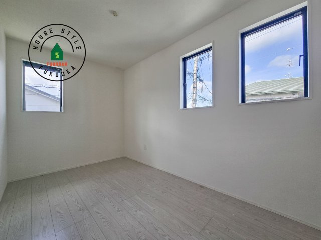 春日市白水ヶ丘2丁目第3-3棟（2号棟）の子供部屋|柔らかい陽光が差し込む明るいお部屋を演出する設計。彩光の取れる窓が気持ちの良いお部屋を創り上げます。