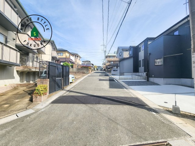 春日市白水ヶ丘2丁目第3-3棟（2号棟）の前面道路含む現地写真|前面道路は閑静な住宅地をはしる車通りの少ない道路。お車の出し入れが苦手なママや小さなお子様にも安心ですね。しっかり舗装もされているので、ベビーカーや自転車で通っても快適に通行できます。