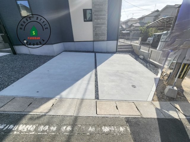 春日市白水ヶ丘2丁目第3-3棟（2号棟）の駐車場|広々した駐車場になります。3台並列駐車となります。