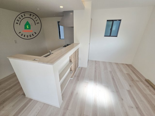 春日市白水ヶ丘2丁目第3-3棟（2号棟）のダイニング|キッチンから立ち込める香りが今日の料理を期待させます。