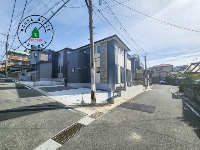 春日市白水ヶ丘2丁目第3-3棟（2号棟）の前面道路含む現地写真|見学の時間などお気軽にお問い合わせ下さい。