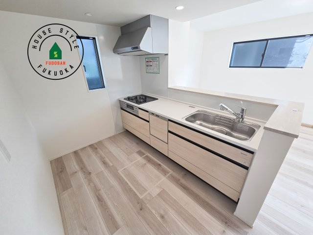 春日市白水ヶ丘2丁目第3-3棟（2号棟）のキッチン|ダイニングテーブルへの配膳がラクラク、お料理はかどるカウンター付きシステムキッチン！